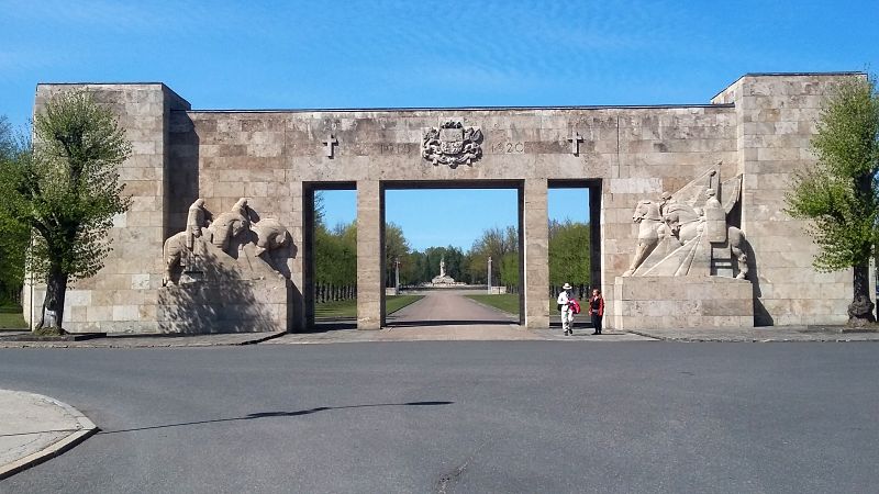 Haupteingang des Brüderfriedhofs mit großem Marmorportal und martialischen Skulpturen